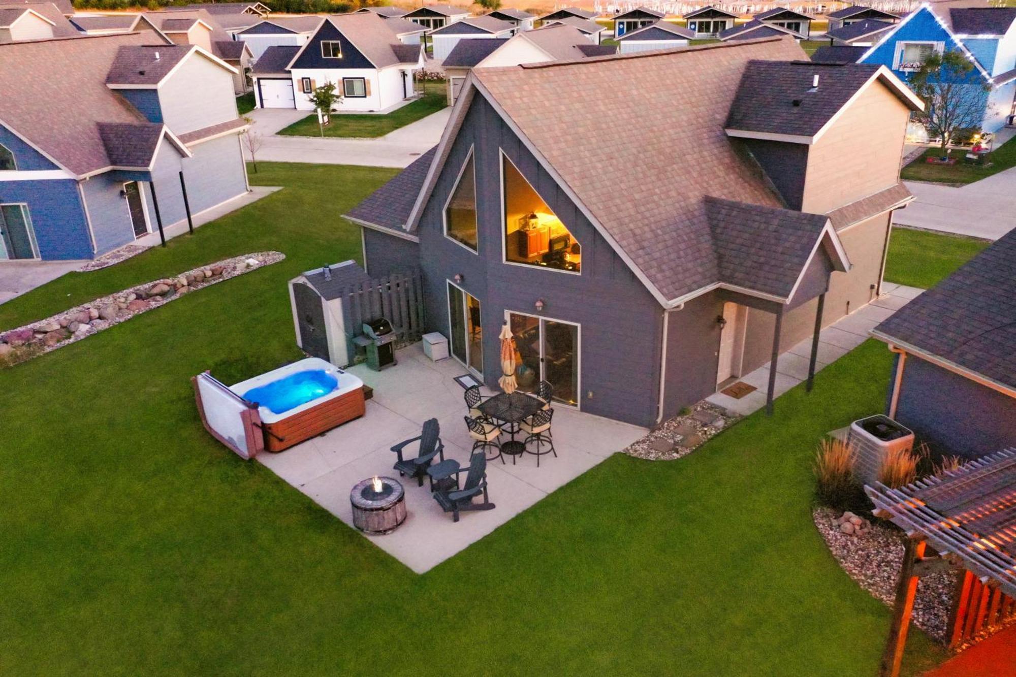 Boho Bungalow On The Pond W/ Hot Tub Arnolds Park Buitenkant foto